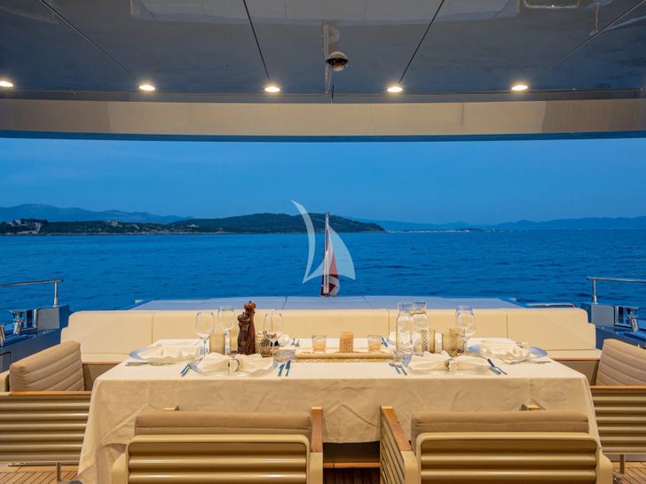 55 FIFTYFIVE Cerri Flying Sport 102 - aft deck alfresco dining area 55 FIFTYFIVE Cerri Flying Sport 102 - aft deck alfresco dining area