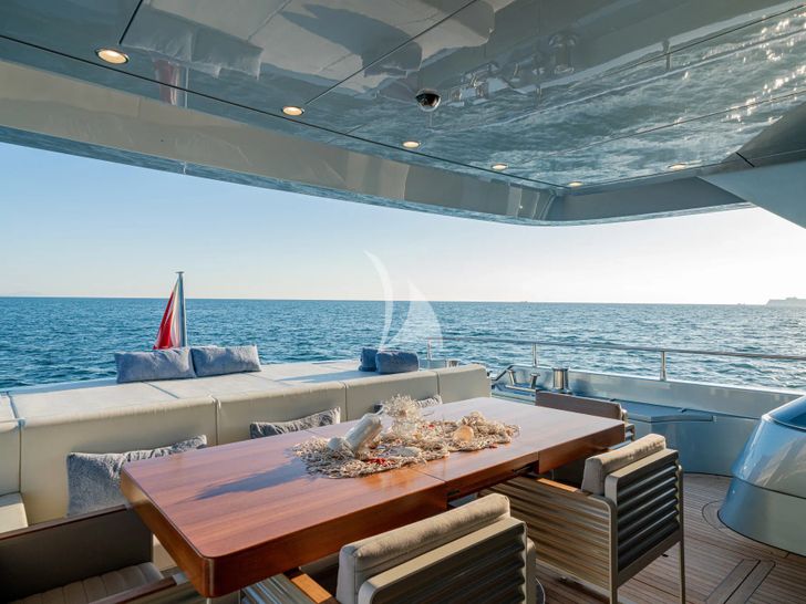55 FIFTYFIVE Cerri Flying Sport 102 - aft deck dining table 55 FIFTYFIVE Cerri Flying Sport 102 - aft deck dining table