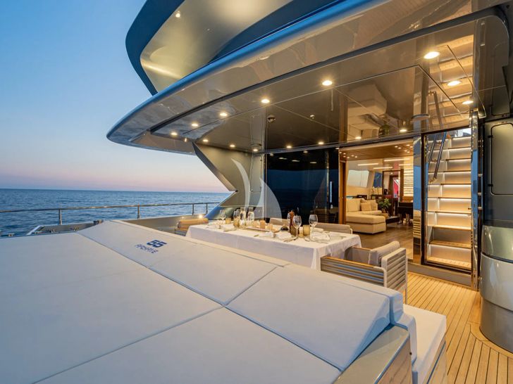 55 FIFTYFIVE Cerri Flying Sport 102 - aft deck sun beds 55 FIFTYFIVE Cerri Flying Sport 102 - aft deck sun beds