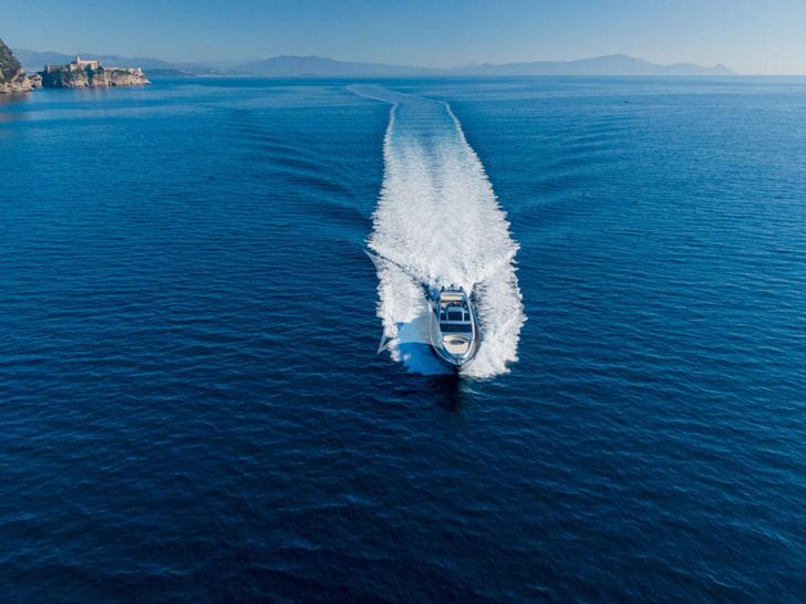 55 FIFTYFIVE Cerri Flying Sport 102 - cruising across the waterline 55 FIFTYFIVE Cerri Flying Sport 102 - cruising across the waterline