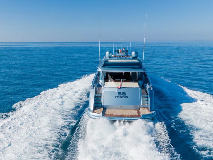 55 FIFTYFIVE Cerri Flying Sport 102 - cruising stern view 55 FIFTYFIVE Cerri Flying Sport 102 - cruising stern view