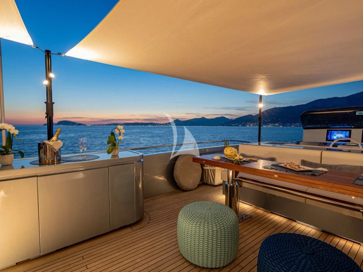 55 FIFTYFIVE Cerri Flying Sport 102 - flybridge at night 55 FIFTYFIVE Cerri Flying Sport 102 - flybridge at night
