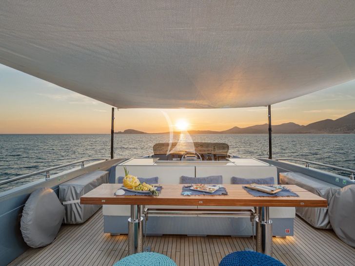 55 FIFTYFIVE Cerri Flying Sport 102 - flybridge forward shot 55 FIFTYFIVE Cerri Flying Sport 102 - flybridge forward shot