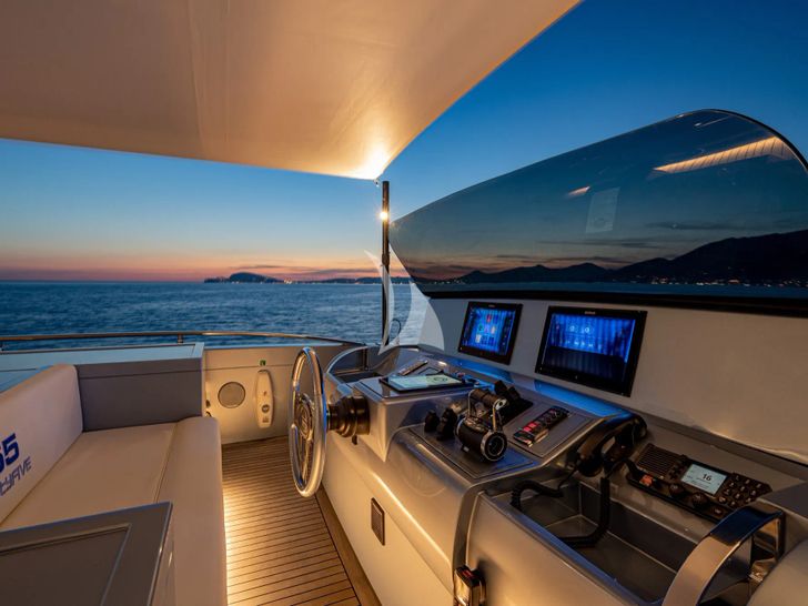 55 FIFTYFIVE Cerri Flying Sport 102 - flybridge helm 55 FIFTYFIVE Cerri Flying Sport 102 - flybridge helm