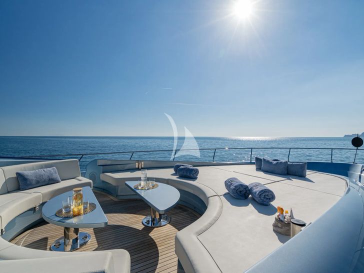 55 FIFTYFIVE Cerri Flying Sport 102 - foredeck lounge and bronzing area 55 FIFTYFIVE Cerri Flying Sport 102 - foredeck lounge and bronzing area