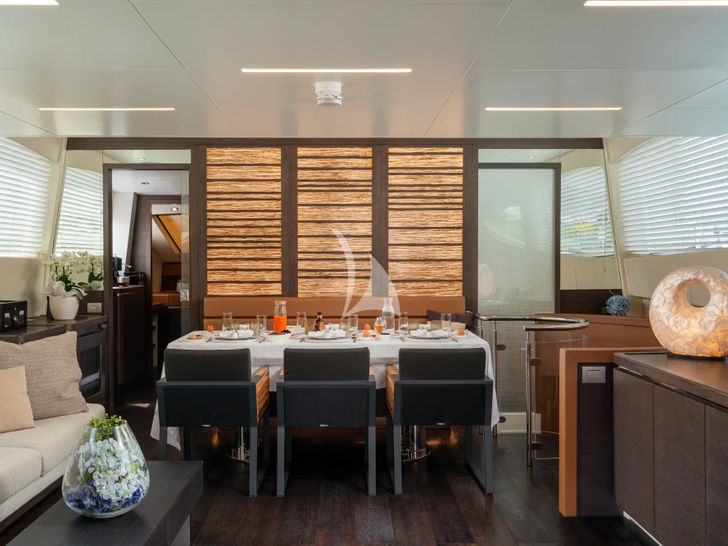 55 FIFTYFIVE Cerri Flying Sport 102 - indoor dining set up 55 FIFTYFIVE Cerri Flying Sport 102 - indoor dining set up