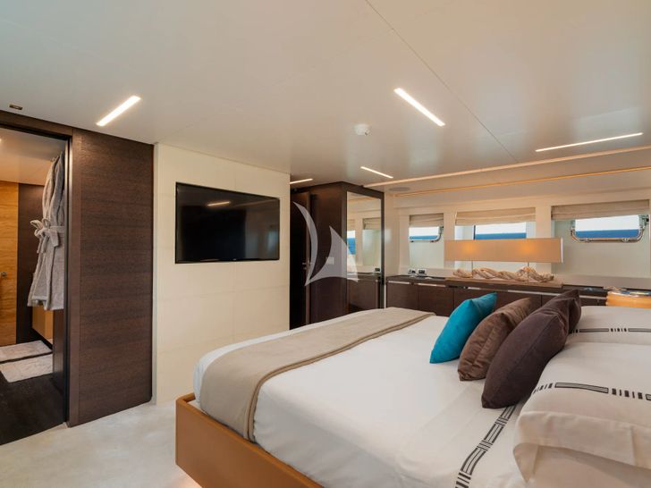55 FIFTYFIVE Cerri Flying Sport 102 - master cabin bed and TV 55 FIFTYFIVE Cerri Flying Sport 102 - master cabin bed and TV