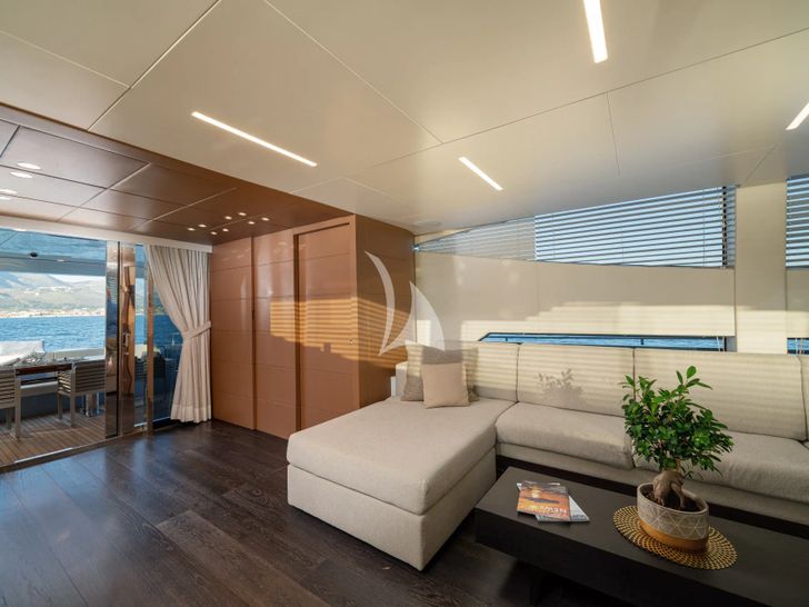 55 FIFTYFIVE Cerri Flying Sport 102 - saloon seating area 55 FIFTYFIVE Cerri Flying Sport 102 - saloon seating area