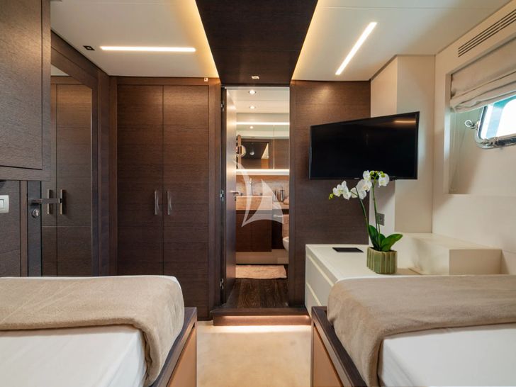 55 FIFTYFIVE Cerri Flying Sport 102 - twin cabin 1 TV 55 FIFTYFIVE Cerri Flying Sport 102 - twin cabin 1 TV