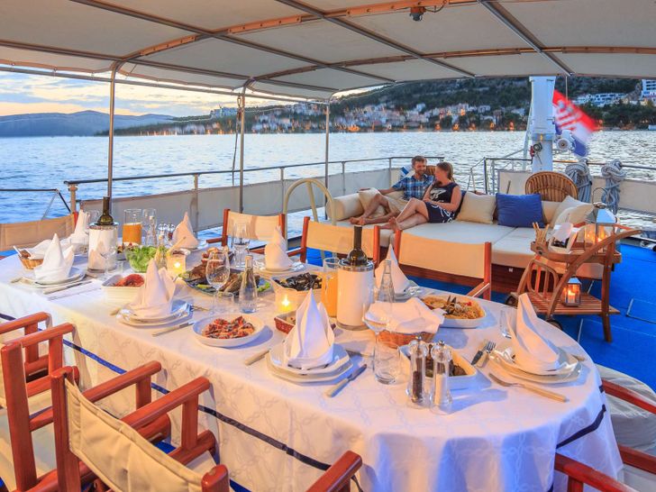 PLAY FELLOW - Custom Build 30 m,alfresco dining PLAY FELLOW - Custom Build 30 m,alfresco dining