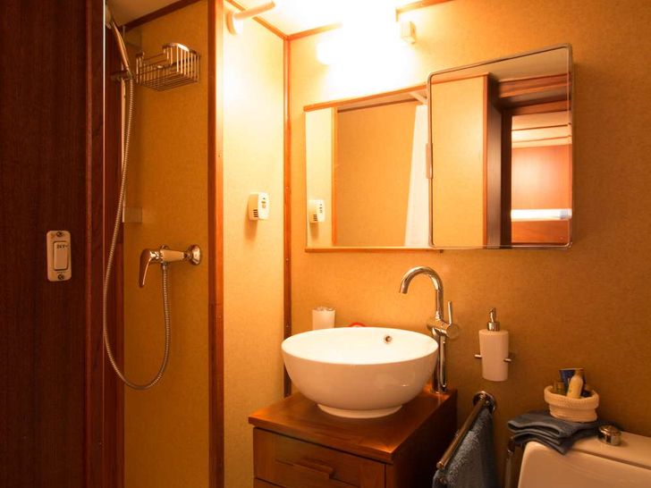 PLAY FELLOW - Custom Build 30 m,twin cabin bathroom PLAY FELLOW - Custom Build 30 m,twin cabin bathroom