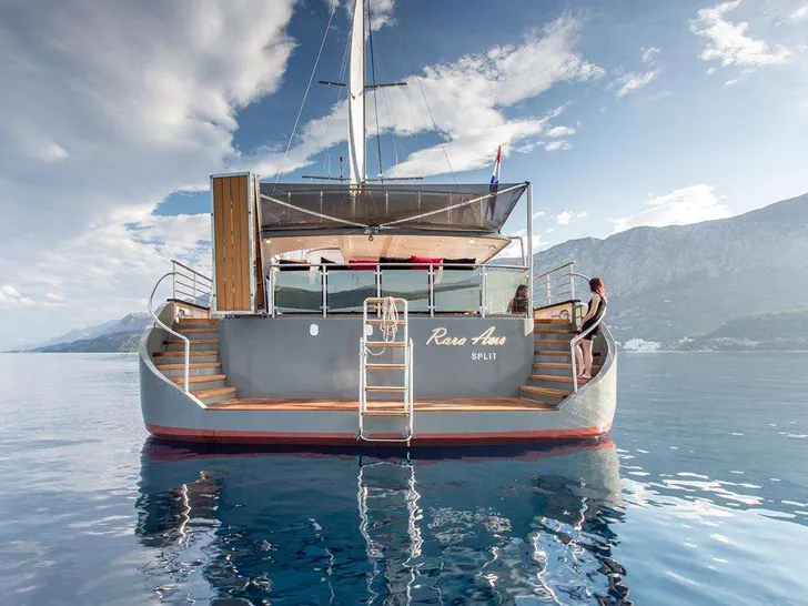 RARA AVIS - Rear waterline view RARA AVIS - Rear waterline view