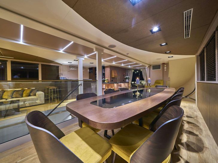 RARA AVIS - Indoor dining area