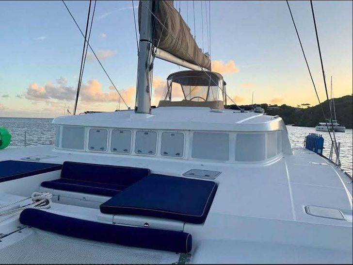 PHYSALIA - Foredeck PHYSALIA - Foredeck