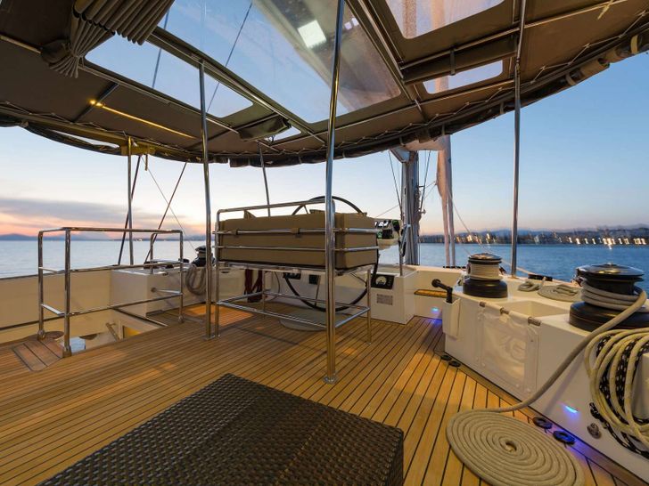 MELITI Lagoon 560 - flybridge helm MELITI Lagoon 560 - flybridge helm