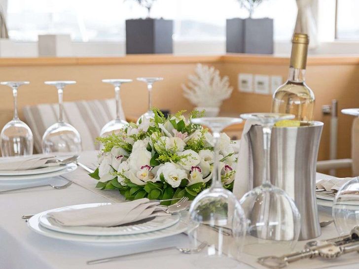 MELITI Lagoon 560 - indoor dining set up MELITI Lagoon 560 - indoor dining set up