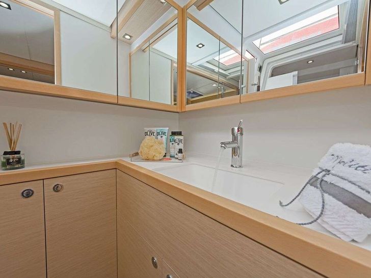 MELITI Lagoon 560 - master cabin bathroom MELITI Lagoon 560 - master cabin bathroom