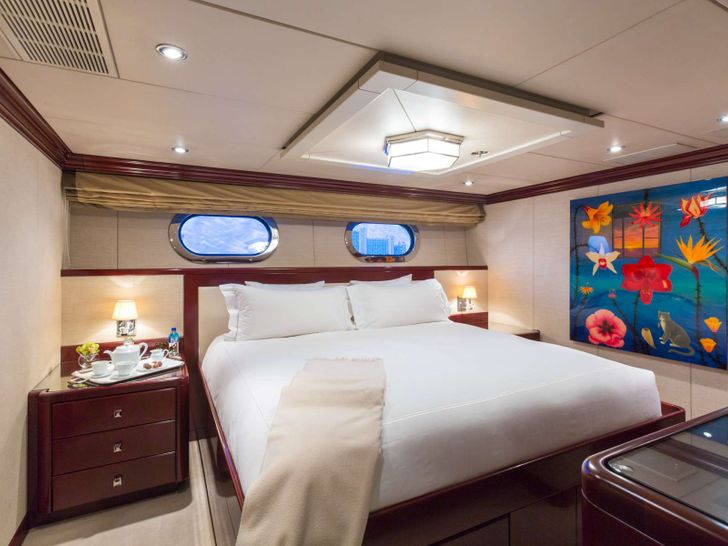 LADY JOY Christensen 157 - VIP cabin LADY JOY Christensen 157 - VIP cabin