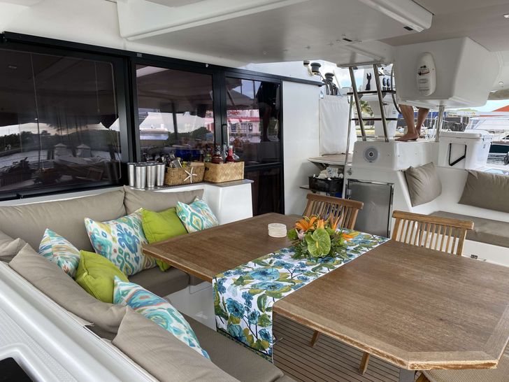 SEA DRAGON - Cockpit dining area SEA DRAGON - Cockpit dining area