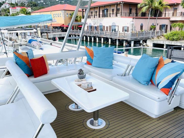 DOLPHIN DAZE - Flybridge DOLPHIN DAZE - Flybridge