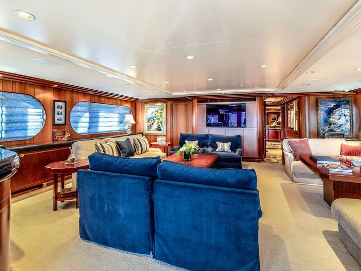 NEVER ENOUGH - FEADSHIP 140 Salon NEVER ENOUGH - FEADSHIP 140 Salon