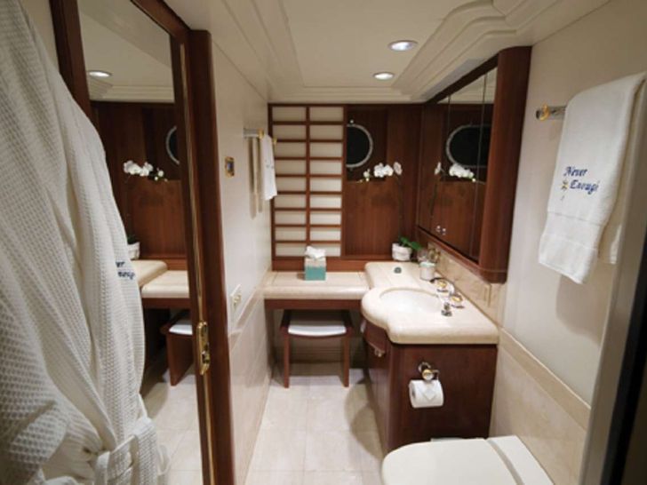 NEVER ENOUGH - FEADSHIP 140 Guest bath