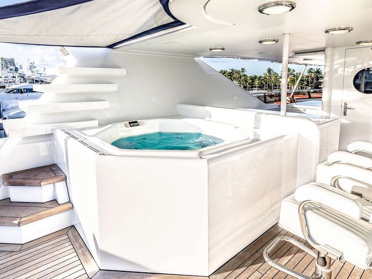 NEVER ENOUGH - FEADSHIP 140 Jacuzzi