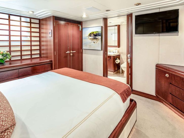 NEVER ENOUGH - FEADSHIP 140 Guest stateroom