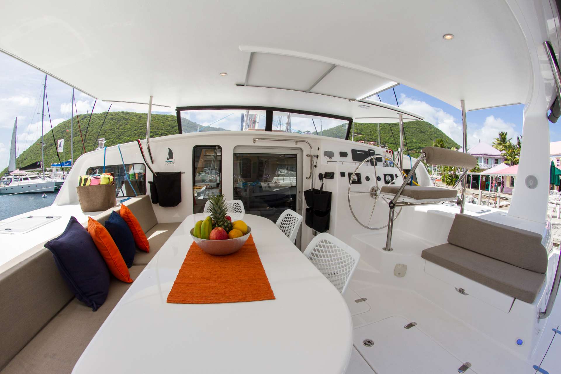 VOYAGE 480 - aft deck seating and dining area