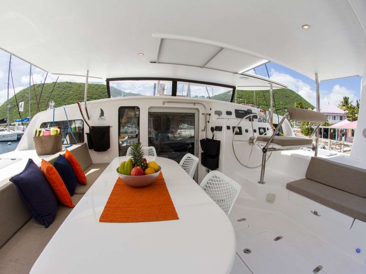 VOYAGE 480 - aft deck seating and dining area VOYAGE 480 - aft deck seating and dining area