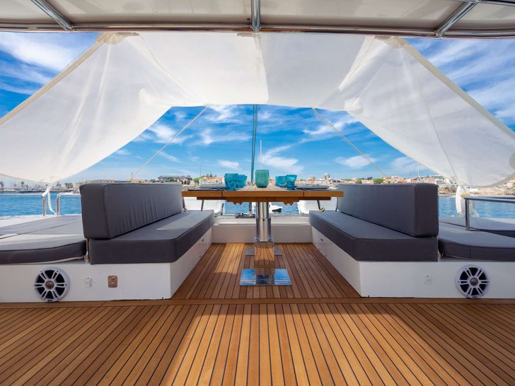 FEEL THE BLUE Sunreef 60 - flybridge lounge FEEL THE BLUE Sunreef 60 - flybridge lounge