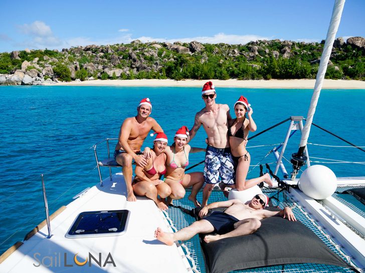 LUNA Lagoon 450S - guests on the foredeck trampoline LUNA Lagoon 450S - guests on the foredeck trampoline