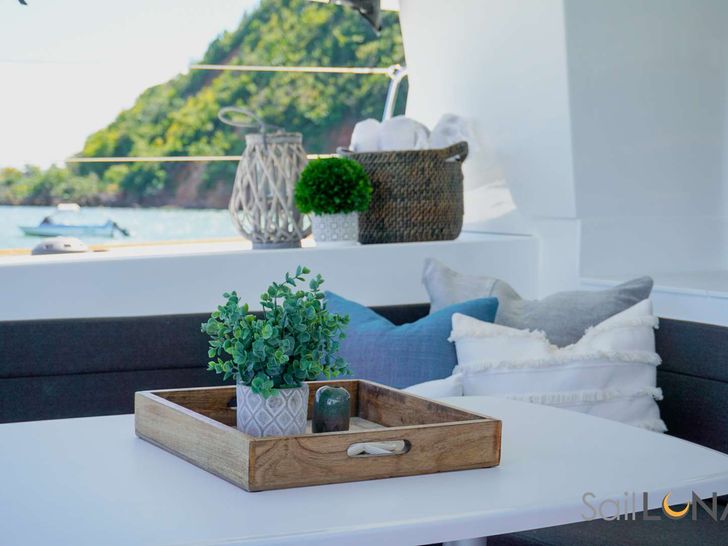 LUNA Lagoon 450S - aft deck dining area LUNA Lagoon 450S - aft deck dining area