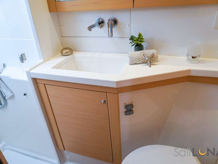 LUNA Lagoon 450S - cabin bathroom LUNA Lagoon 450S - cabin bathroom