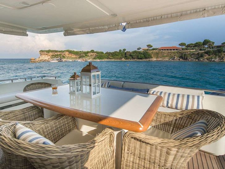 VENTO - Aft Deck Al Fresco Dining VENTO - Aft Deck Al Fresco Dining
