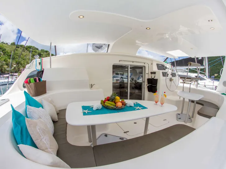 VOYAGE 580 - alfresco dining area VOYAGE 580 - alfresco dining area