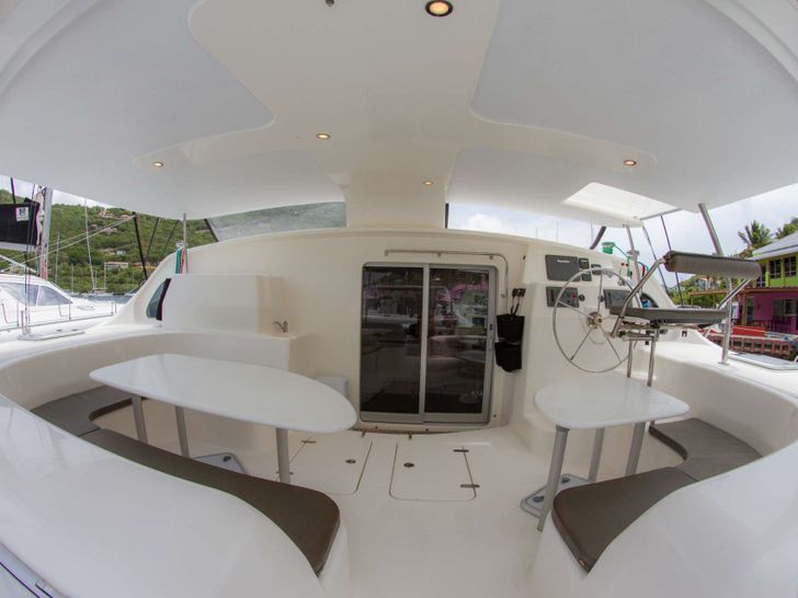 VOYAGE 580 - alfresco lounge and dining area VOYAGE 580 - alfresco lounge and dining area