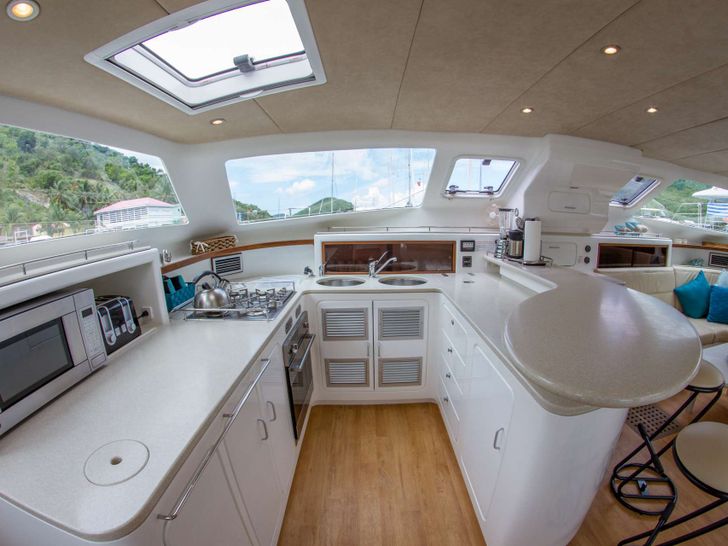 VOYAGE 520 - galley VOYAGE 520 - galley