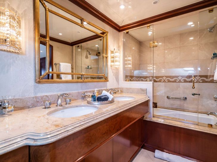 RELENTLESS Trinity 145 - VIP cabin 1 bathroom RELENTLESS Trinity 145 - VIP cabin 1 bathroom