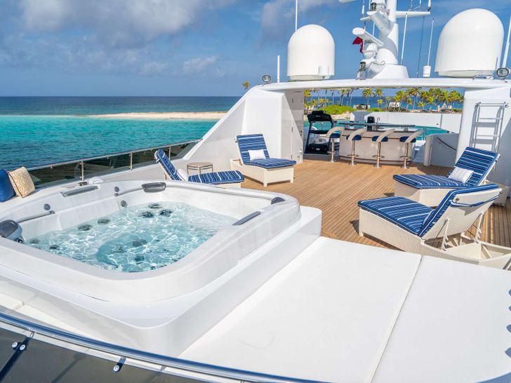 RELENTLESS Trinity 145 - sundeck RELENTLESS Trinity 145 - sundeck