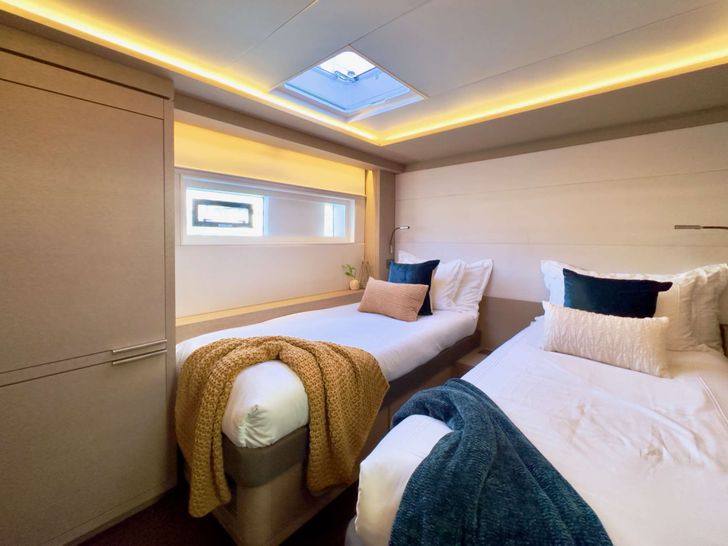 TWIN FLAME 77 - Guest Stateroom with Sliding Beds