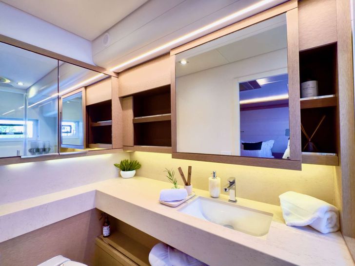 TWIN FLAME 77 Lagoon Seventy 7 - VIP cabin 1 bathroom TWIN FLAME 77 Lagoon Seventy 7 - VIP cabin 1 bathroom