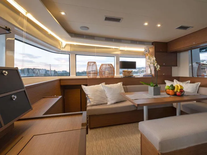 NOMAD Lagoon 52 - saloon NOMAD Lagoon 52 - saloon
