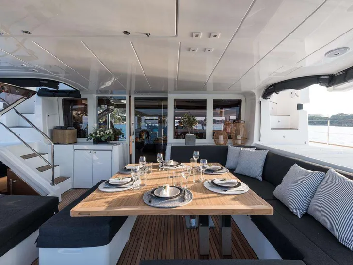 NOMAD Lagoon 52 - aft deck NOMAD Lagoon 52 - aft deck
