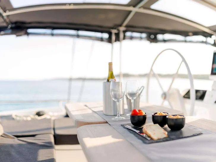 NOMAD Lagoon 52 - flybridge dining area NOMAD Lagoon 52 - flybridge dining area