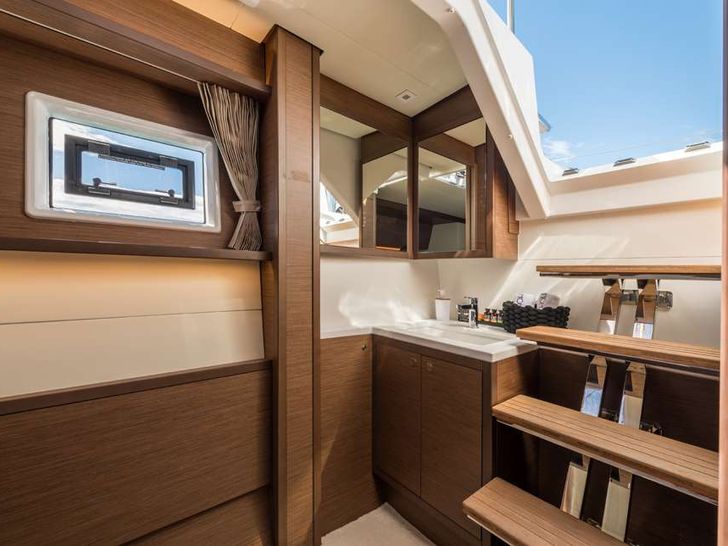 NOMAD Lagoon 52 - master cabin bathroom NOMAD Lagoon 52 - master cabin bathroom