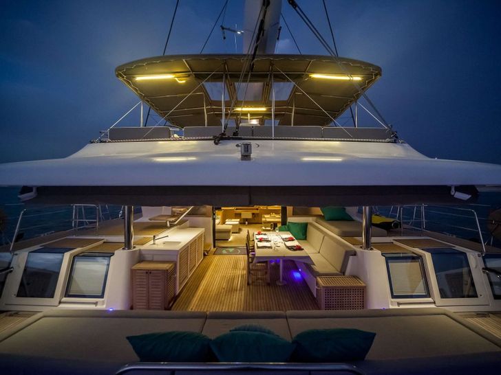 OCEAN VIEW - Lagoon 620,stern and flybridge OCEAN VIEW - Lagoon 620,stern and flybridge