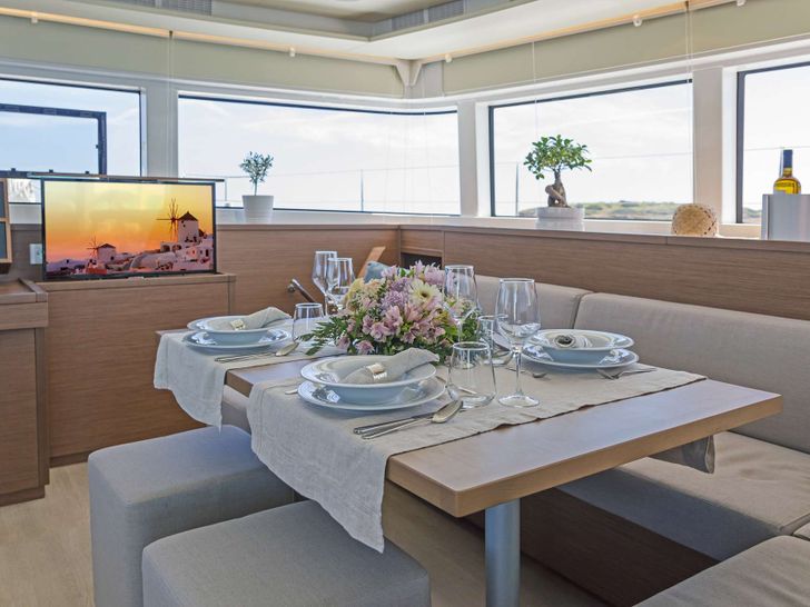 SUMMER STAR Lagoon 52 - saloon dining table SUMMER STAR Lagoon 52 - saloon dining table