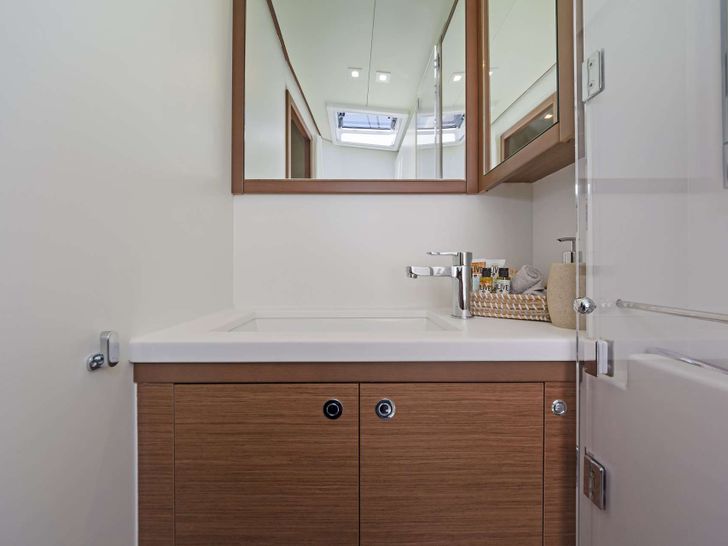 SUMMER STAR Lagoon 52 - cabin 2 bathroom SUMMER STAR Lagoon 52 - cabin 2 bathroom