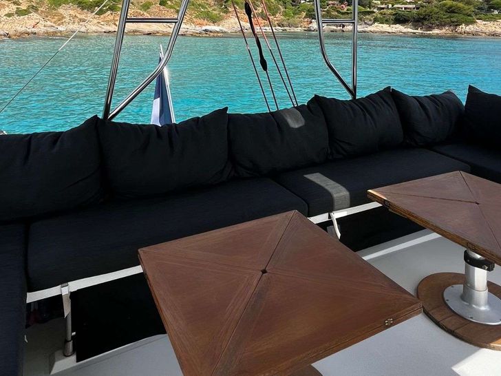 ARAOK Fountaine Pajot Ipanema 58 - flybridge seating and dining area ARAOK Fountaine Pajot Ipanema 58 - flybridge seating and dining area